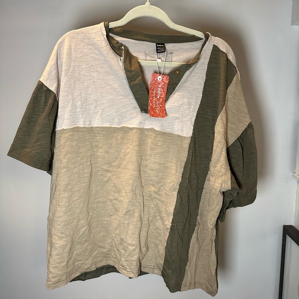 SHEIN Men's Green and Beige Colorblock Tee